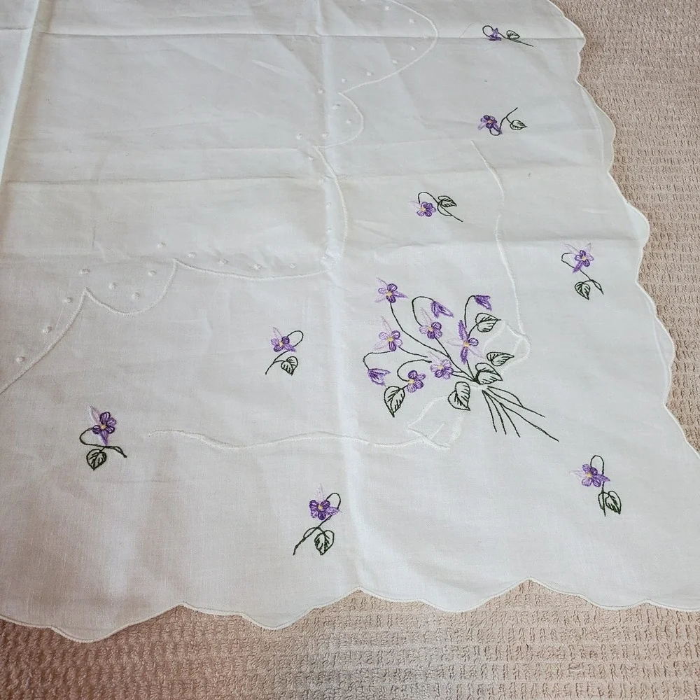 vtg cotton square tablecloth 32x33‎ Scalloped Rim Hand Floral Embroidery